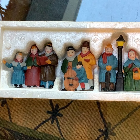 Dickens Carolers’ Heritage Village Collection  Porcelain figures set of 3. - Picture 5 of 11